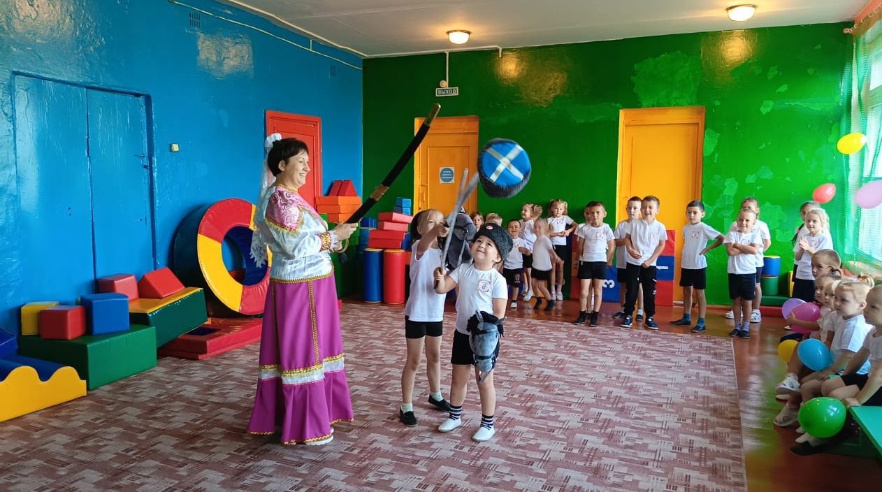 Юные лукьяновцы в казачьи игры играли