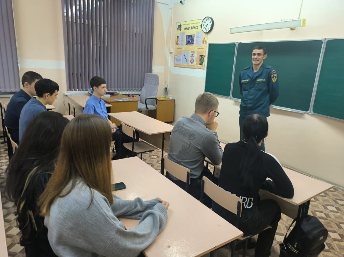 Профориентационные встречи с одесскими школьниками проводят работники 69 пожарно-спасательной части