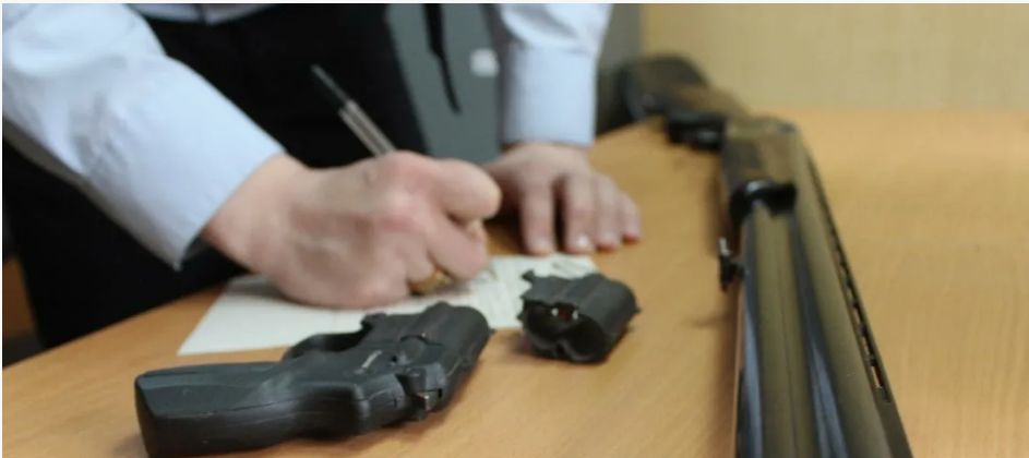 Омичи продолжают добровольно сдавать оружие и боеприпасы на возмездной основе