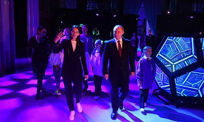 Владимир Путин посетил Международную выставку-форум Россия на ВДНХ.