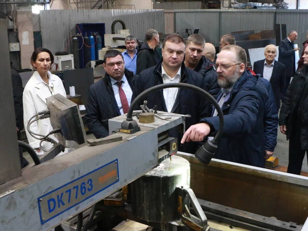 Губернатор Виталий Хоценко посетил два омских завода
