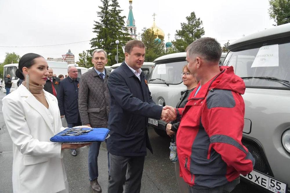 В районные больницы Омской области направили 37 новых автомобилей