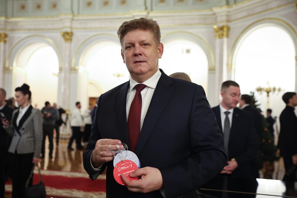 Завтра начнет работать прямая линия по вопросам получения приглашений на Губернаторские елки