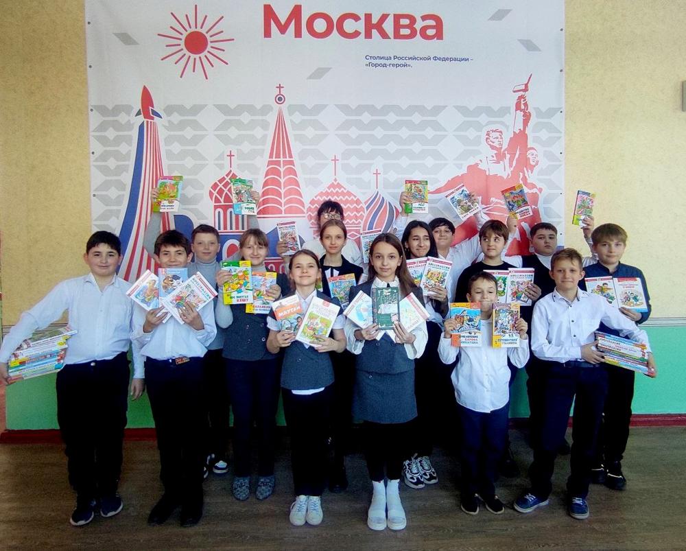 Школьники Стаханова получили подарки из Омской области